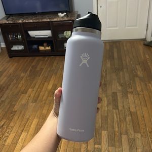 Light purple 40 ounce Hydroflask.